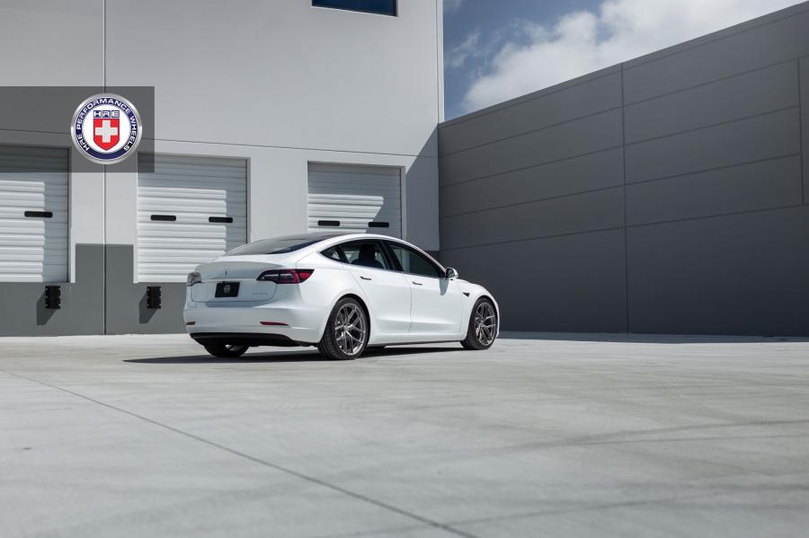  Tesla Model 3 on HRE Wheels (P101SC) 2019 года  (фото 7 из 8)